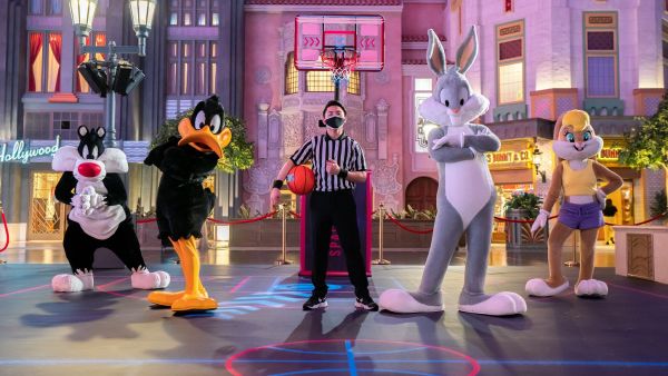 Taking place at the Warner Bros. Plaza, family and friends had better huddle up and get ready to hit the court for an out-of-this world experience. عالم وارنر براذرز أبوظبي تعلن عن استضافة عرض ترفيهي مستوحى من أحداث الفيلم المرتقب "سبيس جام: إرث جديد"