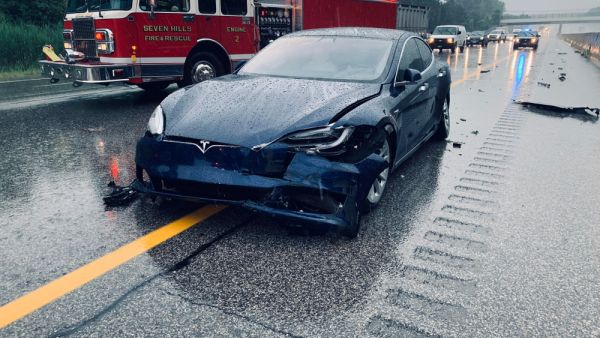 US: Tesla on Autopilot Crashes Into Police Car