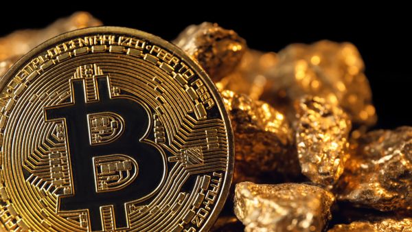 وتأتي مكاسب بِتكوين الكبيرة هذا العام وسط قبول أوسع للعملة الرقمية كأداة استثمار وسداد بالتزامن مع إقبال متزايد من المستثمرين الأفراد على ضخ السيولة في الأسهم وصناديق المؤشرات وأصول أخرى عالية المخاطر.