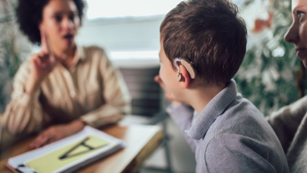 الإمارات: تطبيق ذكي يدعم تمكين أصحاب الهمم الصم