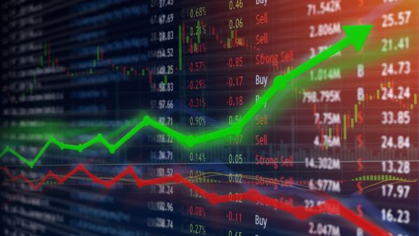 وزاد المؤشر ستوكس 600 الأوروبي 0.3 بالمئة فيما قادت الأسهم المرتبطة بالسلع الأولية وأسهم البنوك المكاسب. وصعدت معظم المؤشرات الأوروبية في التعاملات المبكرة. الأسهم الأوروبية ترتفع بفضل أرباح الشركات الإيجابية