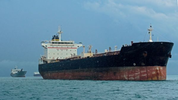 تدفع الشركات المتعاملة مع الشركات العملاقة للطاقة أيضاً الثمن غالياً، كما مجموعة «سي جي جي» الفرنسية التي تعمل في مجال تحليل موارد باطن الأرض، والتي تتوقع هذا العام تراجعاً بنسبة 40 في المائة برقم أعمالها. مستقبل الذهب الأسود في مهب الريح أمام تداعيات كورونا وخطط التحوّل للطاقة النظيفة