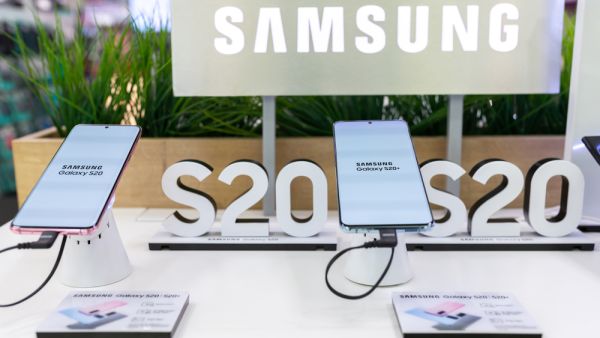 شاهد بالصور: “Samsung Galaxy S20” المطلي بالذهب عيار 24 قيراط متاح للطلب المسبق مقابل 4350 دولار