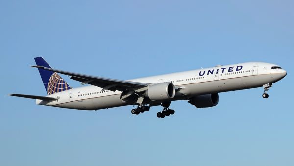 رئيس United Airlines يفكر في جعل لقاحات كورونا إلزامية لموظفي الشركة