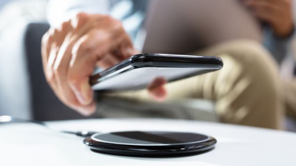 Nearly 1 Billion Smartphones Worldwide to Support Wireless Charging
