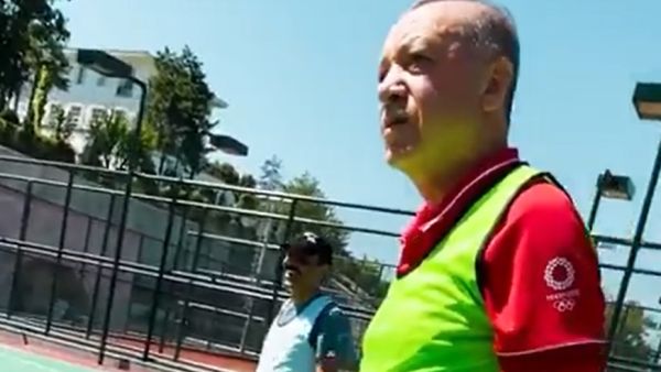 اردوغان ينشر فيديو له وهو يلعب السلة لتفنيد شائعات حول صحته