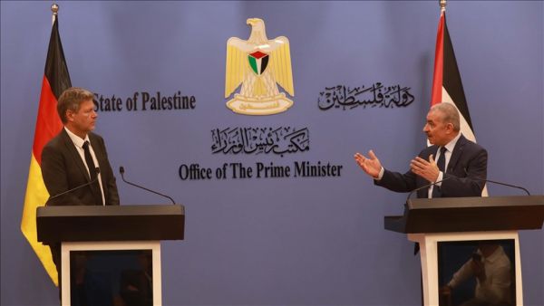 اشتية خلال مؤتمر صحفي مع نائب المستشار الألماني وزير الاقتصاد والطاقة روبرت هابيك، في مدينة رام الله