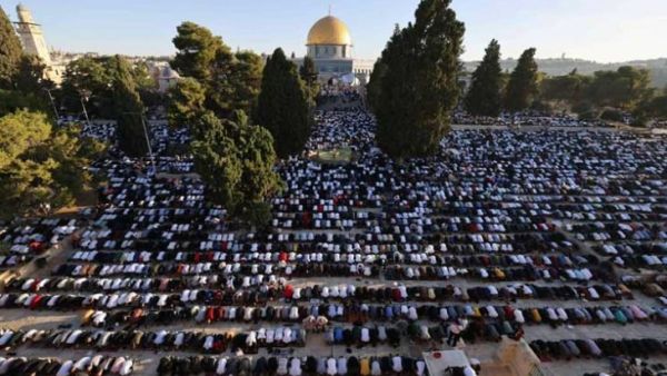 عشرات الآلاف يؤدون صلاة عيد الأضحى في المسجدين الأقصى والإبراهيمي
