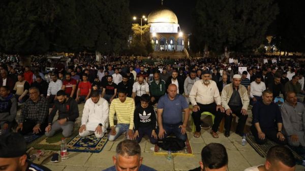 الآلاف يؤدون التراويح في الأقصى في ثاني ايام رمضان