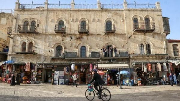 محكمة إسرائيلية تأمر مستوطنين بإخلاء عقارات فندق البتراء بالقدس