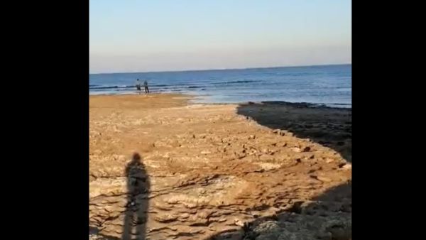 انحسار البحر المتوسط يثير قلقا واسعا.. هل هو الزلزال؟
