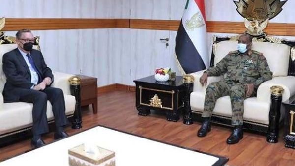 المبعوث الأميركي جيفري فيلتمان خلال لقائه رئيس مجلس السيادة السوداني عبد الفتاح البرهان في الخرطوم