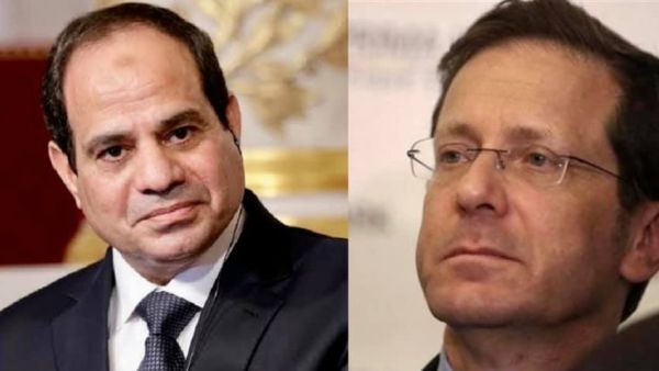 الرئيس المصري عبدالفتاح السيسي (يسار) ونظيره الاسرائيلي اسحاق هيرتسوغ