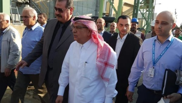 السفير القطري محمد العمادي (وسط) خلال زيارة سابقة إلى قطاع غزة