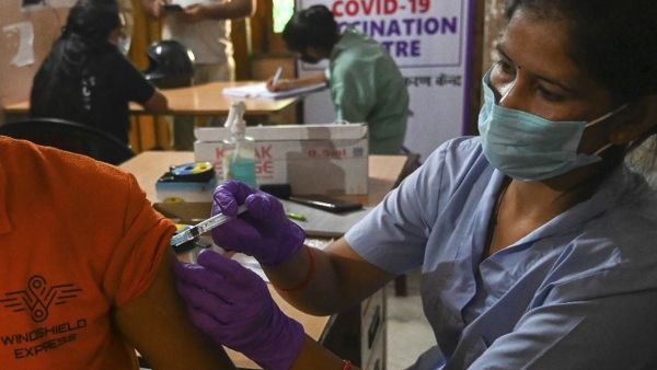 اصبحت الهند ثاني دولة في العالم بعد الصين التي يتخطى فيها عدد الجرعات المقدمة للمواطنين عتبة المليار