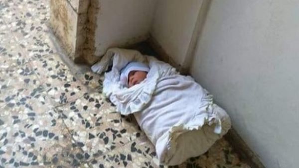 "هذا الطفل أمانة برقبتك”