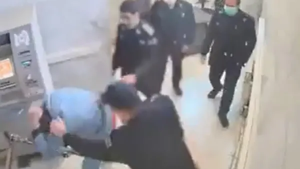 بعد تسريب مقاطع التعذيب.. مسؤول السجون إيران يعتذر لله وخامنئي (فيديو)