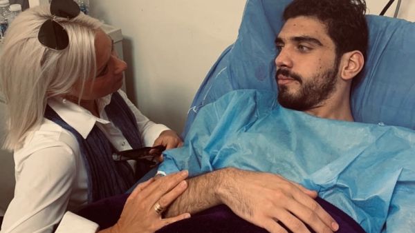 جينين بلاسخارت رئيسة بعثة الأمم المتحدة لمساعدة العراق (يونامي) خلال زيارتها علي المكدام بالمستشفى