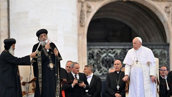 بابا الاقباط يهدي الفاتيكان رفات مصريين قطع داعش رؤوسهم