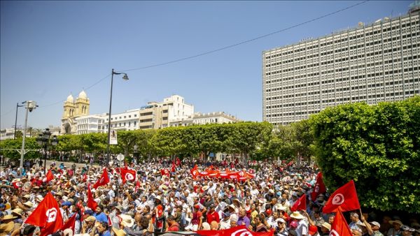 تونسيون يتظاهرون دعما للقضاة ورفضا لاستفتاء سعيّد