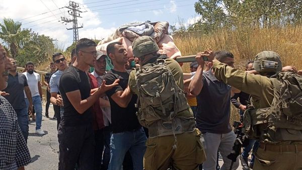 جنود إسرائيليون يهاجمون نعش سيدة فلسطينية في الخليل