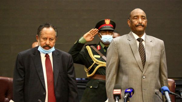 رئيس مجلس السيادة السوداني عبد الفتاح البرهان (يمين) ورئيس الوزراء عبد الله حمدوك