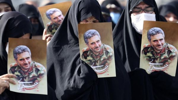 ايرانيات يرفعن صور الضابط في الحرس الثوري الإيرانيد صياد خدائي الذي اغتيل في طهران الشهر الماضي