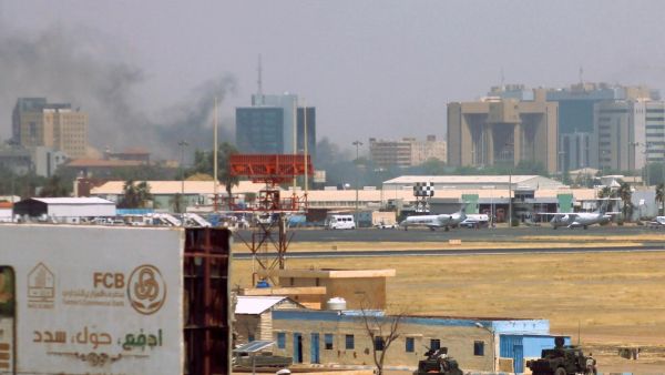 اطلاق نار يستهدف طائرة سعودية في مطار الخرطوم