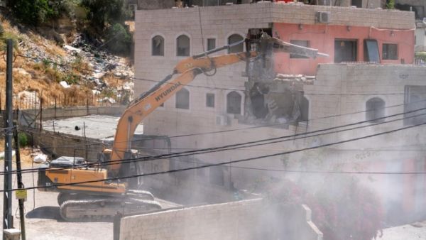 35 فلسطينيا معظمهم أطفال بلا مأوى بعد هدم اسرائيل بناية القدس