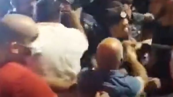 محتجون من أنصار عون يهاجمون منزل حاكم مصرف لبنان