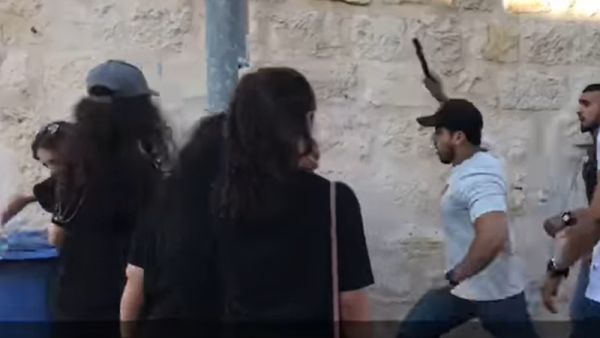 "زعران" يعتدون على مشاركين بمسيرة ثقافية في رام الله