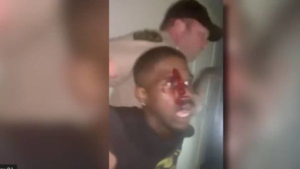 الشرطة الأميركية تعتدي بوحشية على شاب أسود بسبب مخالفة مرورية