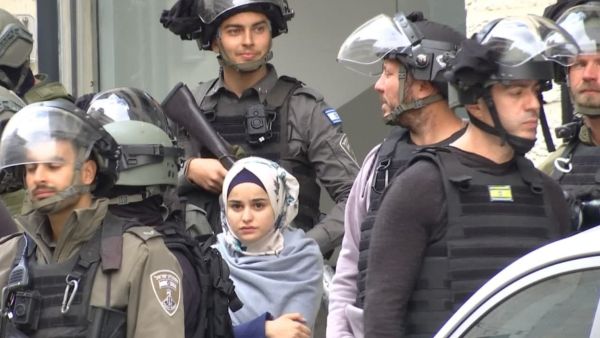 جنود اسرائيليون يعتقلون ابنة الشهيد ابو شخيدم