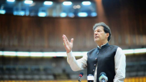 عمران خان يقبل على مضض حُكماً قضائياً بالتصويت لعزله