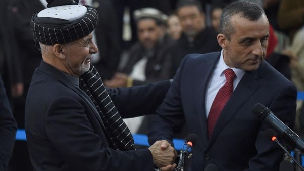 أمر الله صالح (يمين) والرئيس الأفغاني الهارب أشرف غني