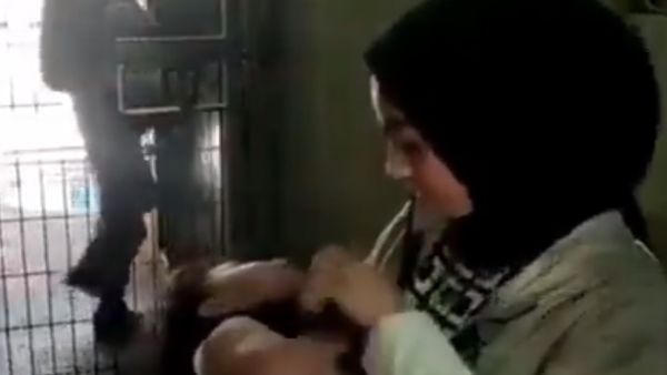 الجيش الإسرائيلي يرغم فلسطينية على نزع بلوزة طفلها بسبب صورة