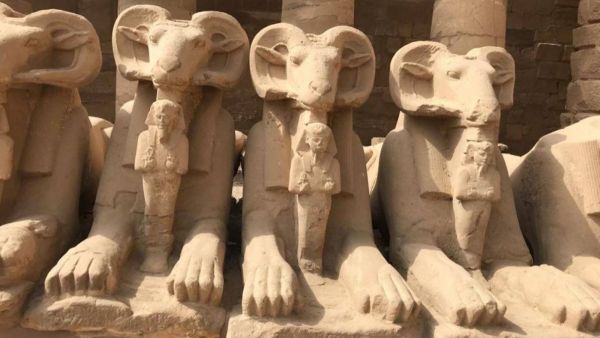 اعتقال رحل حاول تحطيم تماثيل كباش التحرير في القاهرة