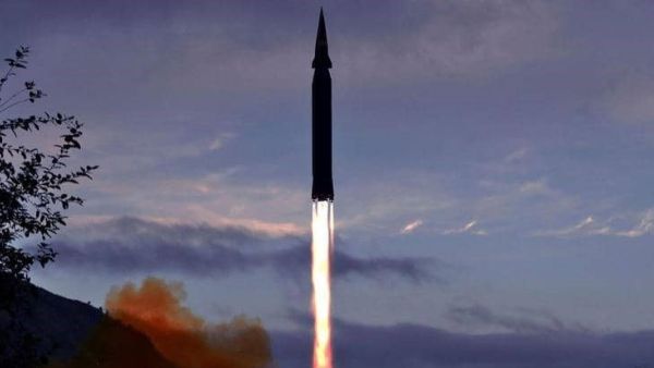 صاروخ كوري شمالي يقطع جولة عمل لرئيس وزراء اليابان