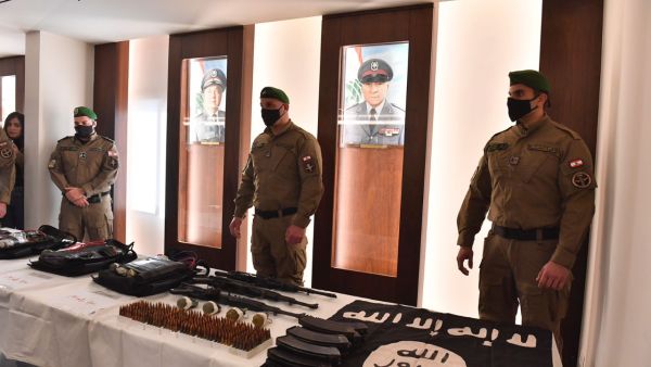 لبنان يحبط ثلاث عمليات انتحارية لداعش في معقل حزب الله