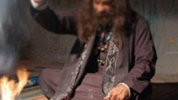 مشعوذ يدق مسمارا في رأس امرأة في باكستان