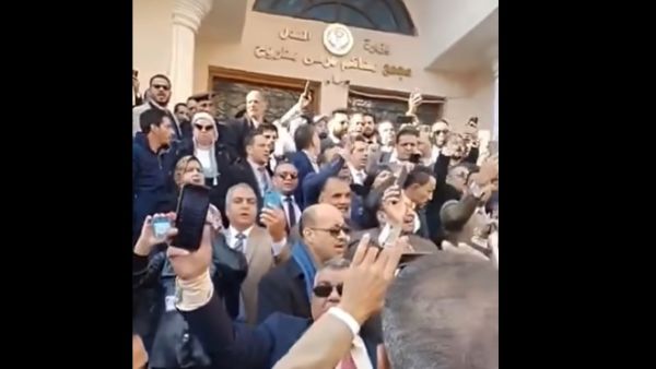 محامو مصر ينهون اضرابهم بعد الافراج عن زملائهم في "مطروح"