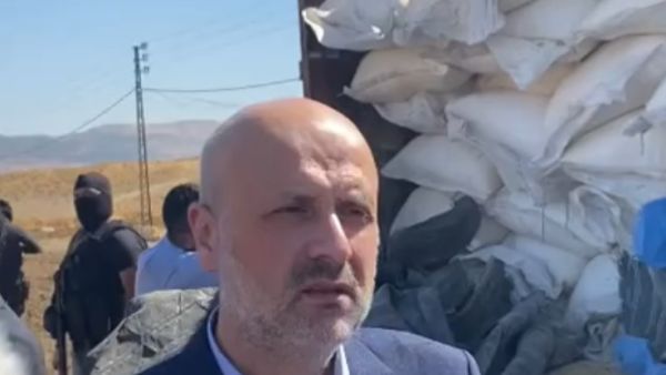 وزير الداخلية اللبناني بسام مولوي خلال تفقده شحنة نترات الامونيوم المضبوطة