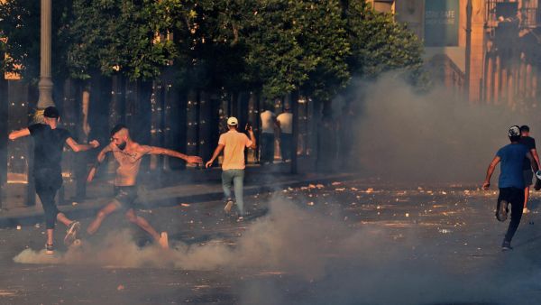 لبنان.. ازدحامات أمام المحطات واحتجاجات وقطع طرق بعد رفع دعم الوقود