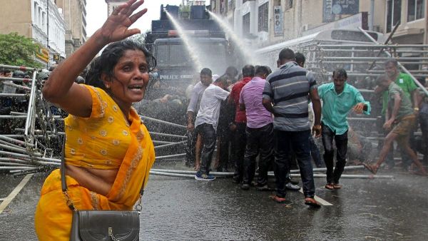 فرار الرئيس السريلانكي بعد اقتحام متظاهرين مقره بالعاصمة كولومبو