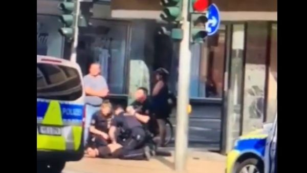 لحظة اعتقال مسلح أطلق النار داخل مدرسة في ألمانيا