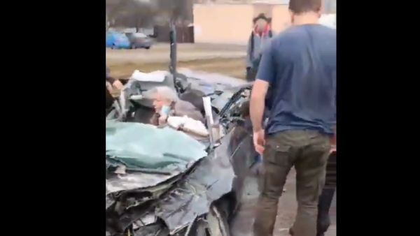 دبابة روسية تسحق سيارة قرب كييف وسائقها ينجو باعجوبة