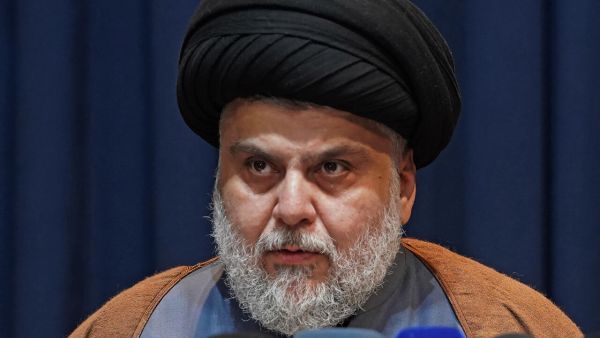 مقتدى الصدر يطلب من أعضاء كتلته تقديم استقالاتهم