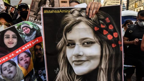 عائلة مهسا أميني تشكو المتسببين بوفاتها ونجل الشاه يشيد بالمتظاهرين
