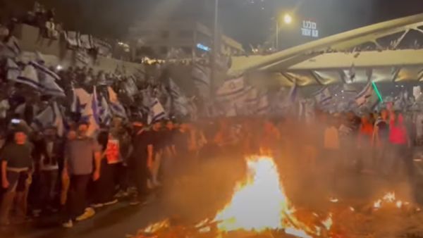 الاحتجاجات ضد نتنياهو تخرج عن السيطرة والجيش يعلن التأهب