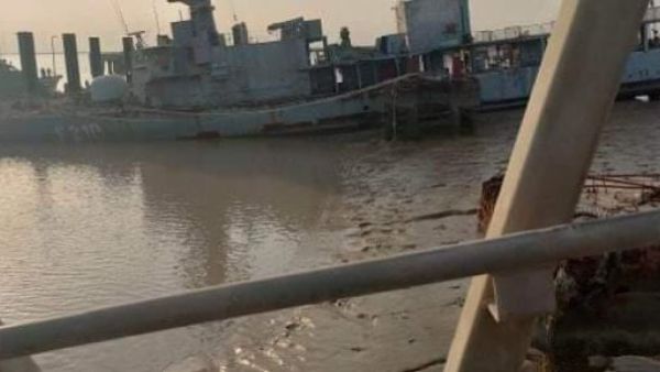 غرق سفينة تابعة للبحرية العراقية في قاعدة أم قصر